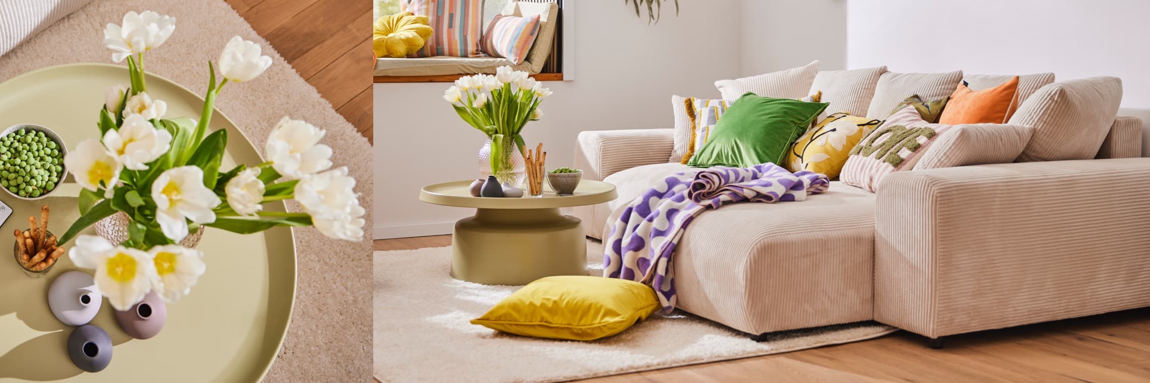 Beige Cordsofa mit bunten Kissen, gelber Tisch mit weißen Blumen
