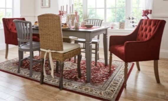 Verschiedene Esszimmerstühle kombinieren