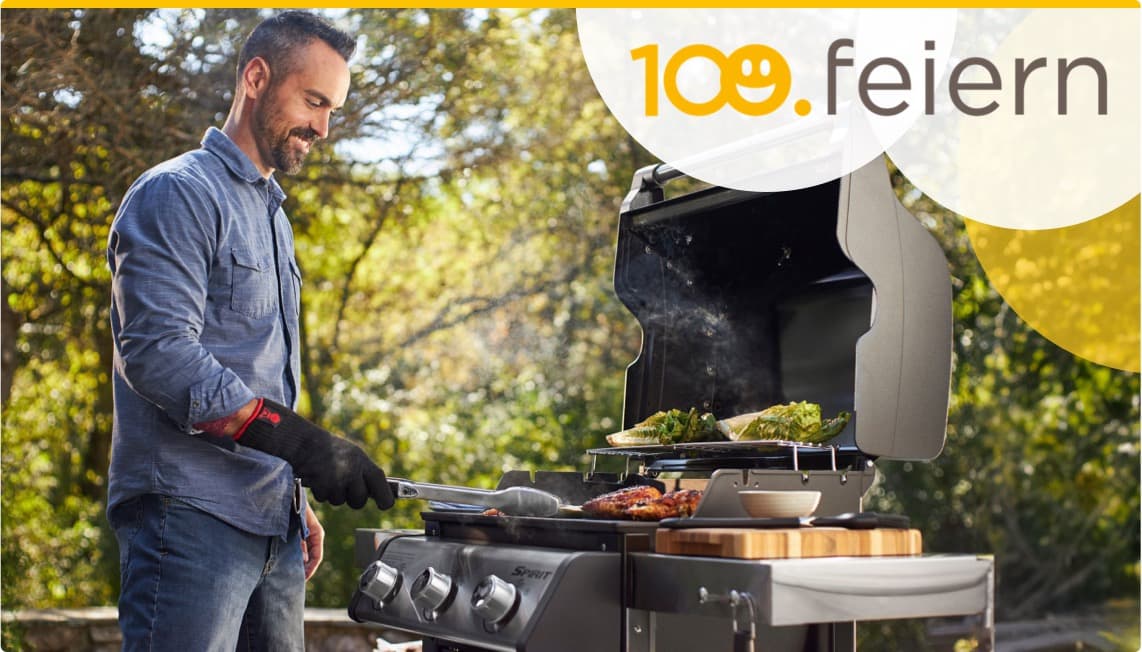 Grill-Angebot: Ein Mann grillt saftige Steaks und Gemüse im Freien, umgeben von Natur und fröhlicher Atmosphäre.