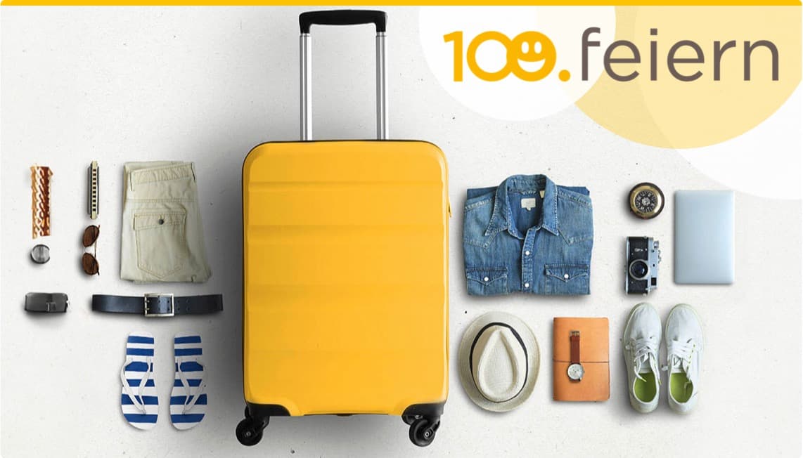 Gelber Koffer umgeben von Reiseutensilien: Kleidung, Sonnenbrille, Kamera und Notizbuch für das nächste Abenteuer.