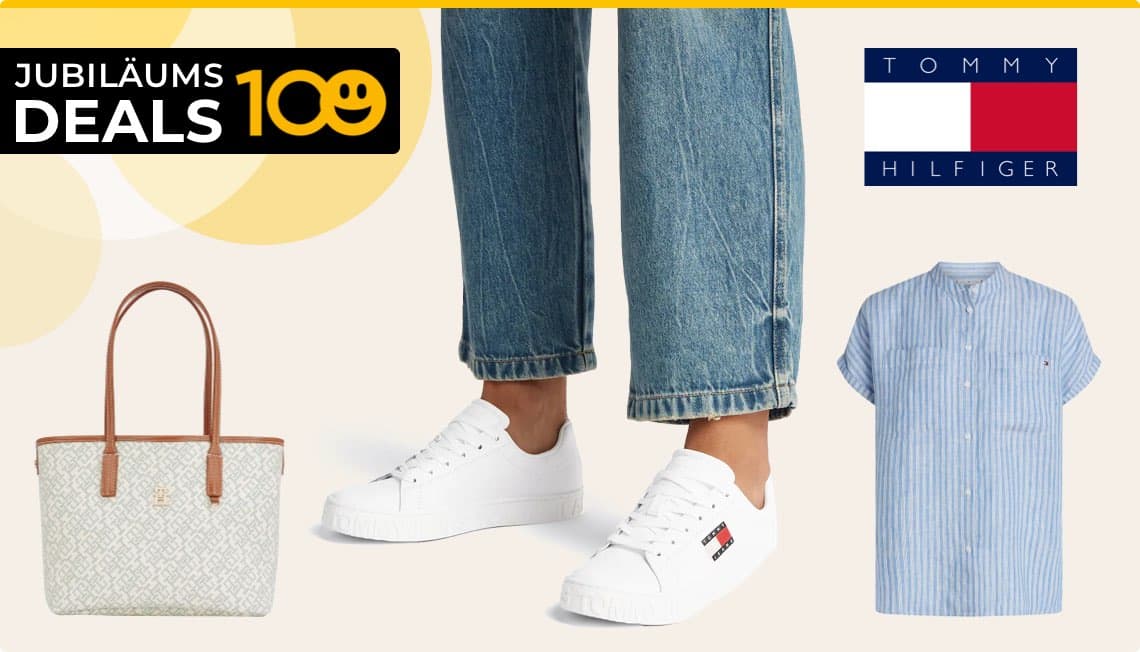 Jubiläums Deals – Tommy Hilfiger weiße Sneaker, hellblaue gestreifte Bluse und beige Tasche mit braunen Henkeln