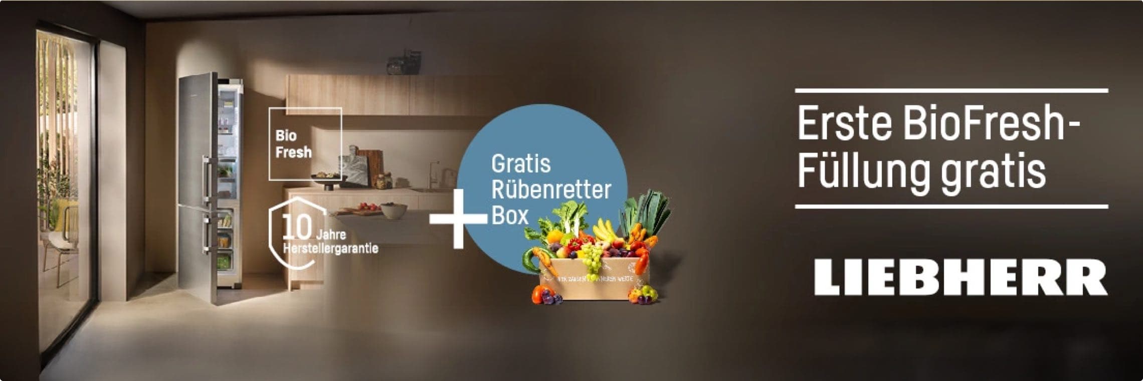 BioFresh Liebherr + Rübenretter Box gratis – geöffneter Kühlschrank in moderner Küche, daneben Rübenretter Box mit frischem Gemüse