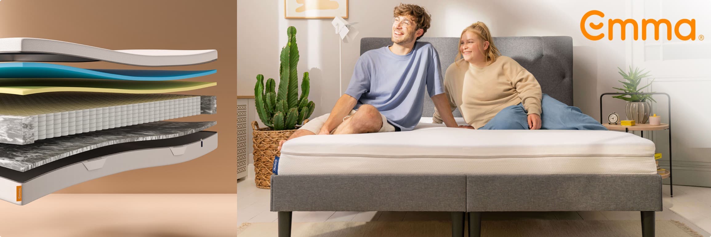 Emma – Aufgeschnittene Matratze zeigt Schichten, daneben zwei Personen sitzen auf Bett mit Matratze und sehen sich an