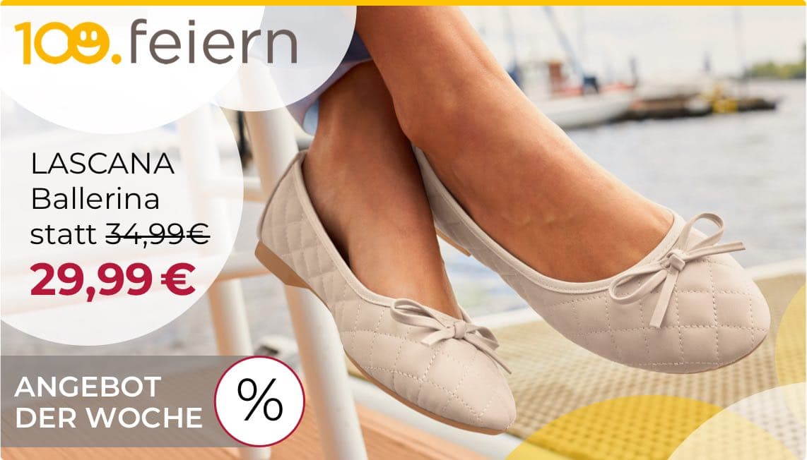 LASCANA Ballerina statt 34,99 € 29,99 € – Angebot der Woche, Beine mit beigefarbenen Ballerina-Schuhen vor Wasserhintergrund
