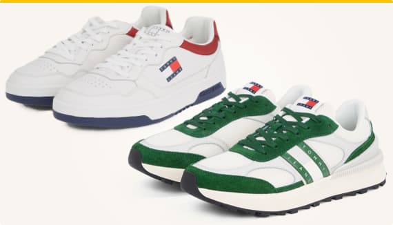 Zwei Paar weiße Sneakers, eines mit rotem Detail und eines mit grünen Streifen, beide mit Markenlogo auf der Zunge und Seite