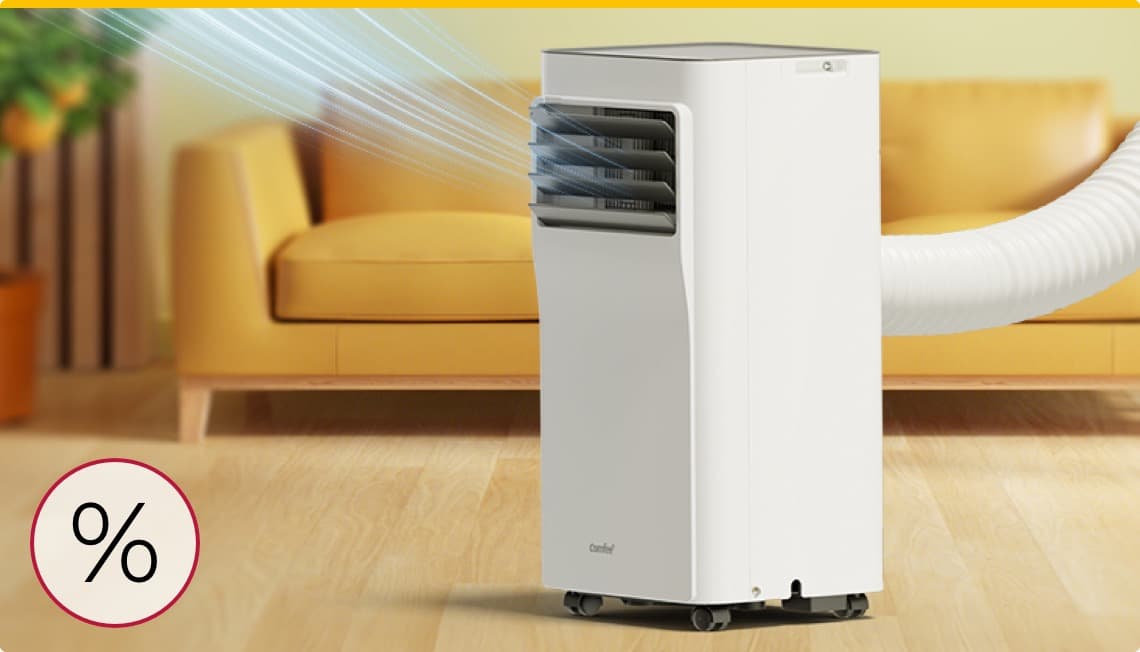 Prozentzeichen – tragbare Klimaanlage bläst kühle Luft vor einem gelben Sofa im Hintergrund