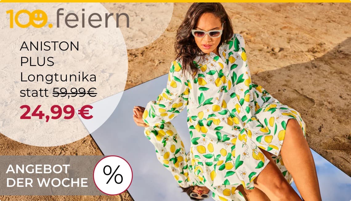 ANISTON PLUS Longtunika statt 59,99€ jetzt 24,99€ – Frau in weißer Tunika mit Zitronenmuster sitzt am Strand auf einem Spiegel