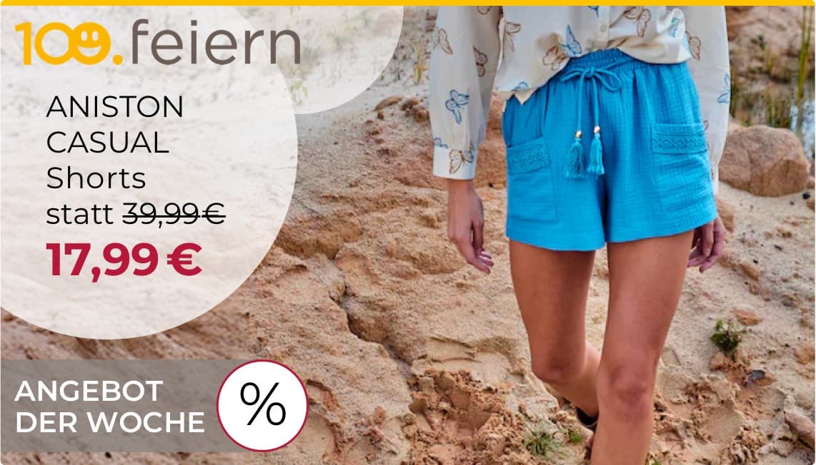 17,99 € statt 39,99 € – Angebot der Woche – Frau trägt blaue Shorts und gemusterte Bluse, steht auf sandigem Boden
