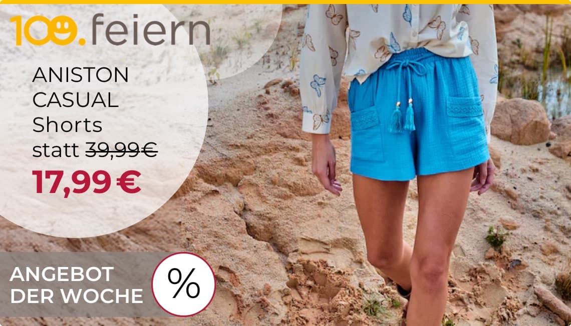 Angebot der Woche – Aniston Casual Shorts statt 39,99€ für 17,99€ – Frau in blauem Shorts und gemusterter Bluse geht draußen