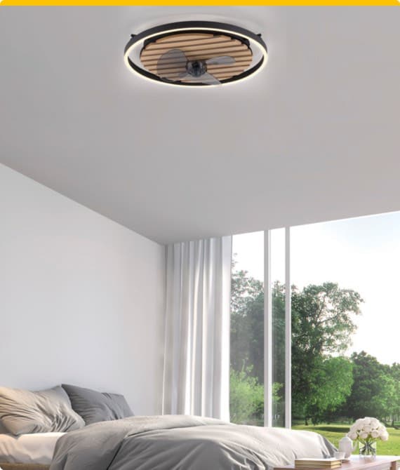 Modern Schlafzimmer mit großem Fenster, weißen Vorhängen und Deckenventilator. Bett mit grauen Kissen und Decke.