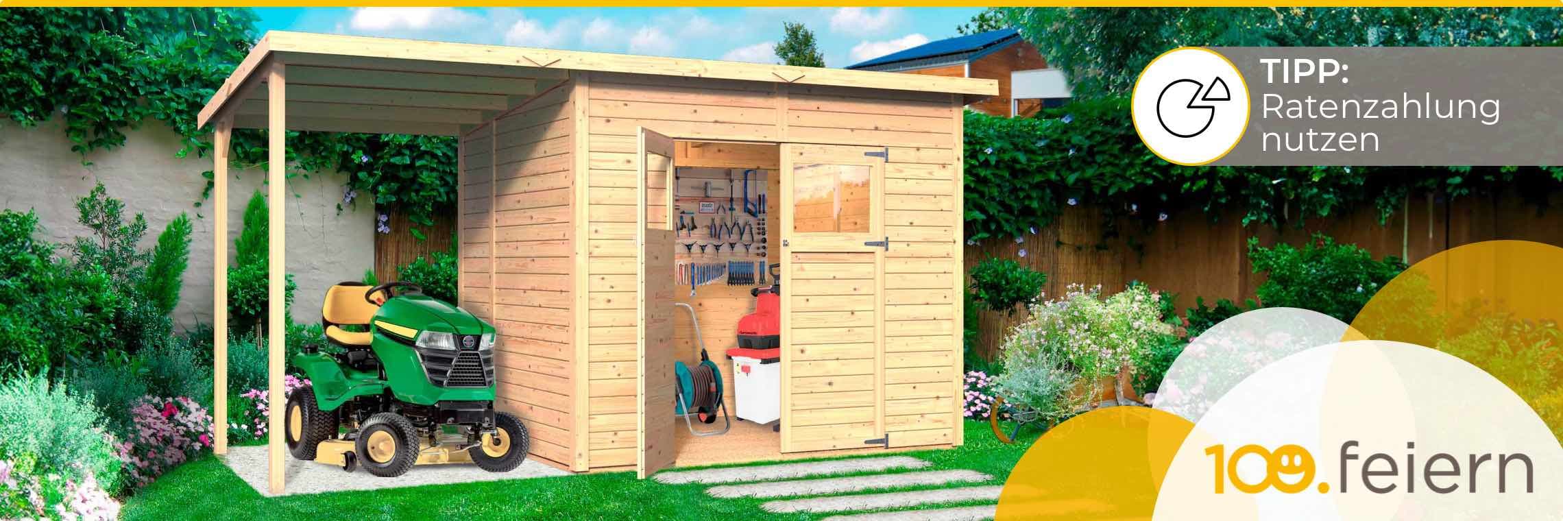 TIPP: Ratenzahlung nutzen – Holz-Gartenhaus mit offenen Türen, Rasenmäher und Gartengeräten in grünem Garten