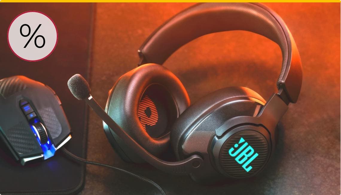 Prozentezeichen – Gaming-Headset und Maus auf einem dunklen Tisch