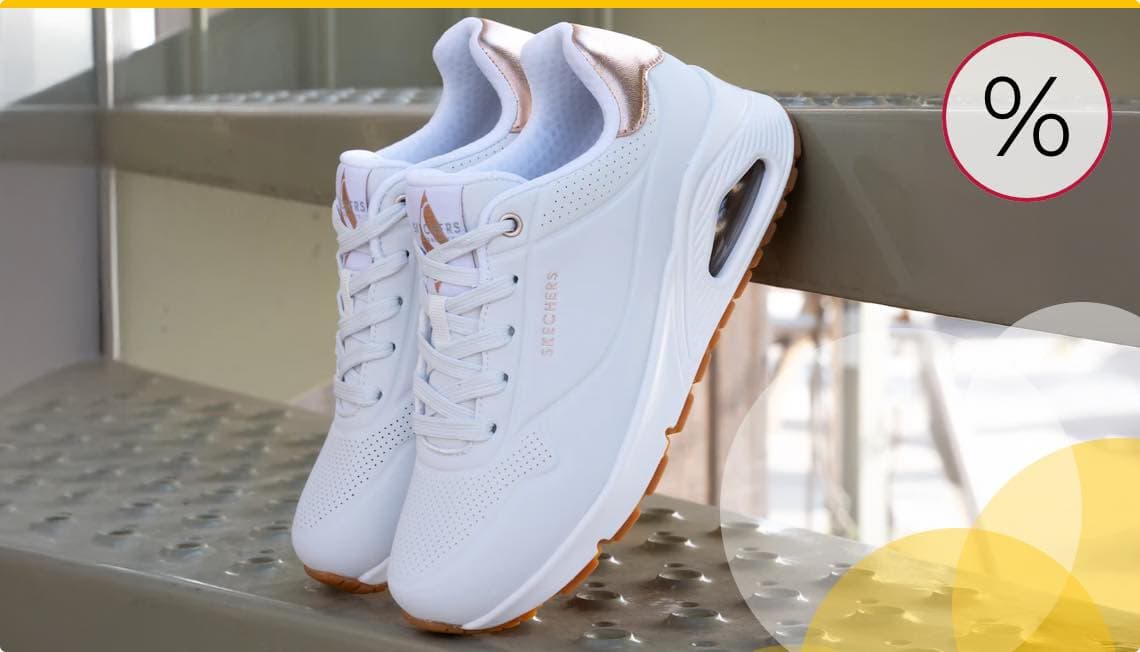 %-Zeichen – weißer Sneaker mit brauner Sohle von Skechers auf Metallstufen