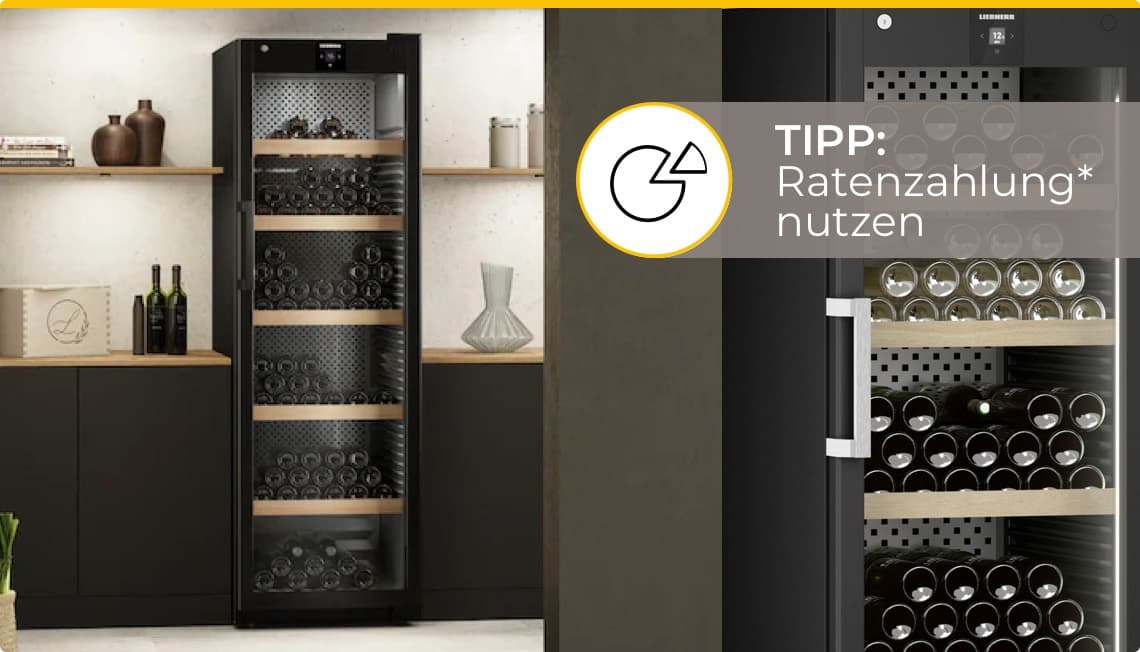 TIPP: Ratenzahlung nutzen – Schwarzer Weinkühlschrank in moderner Küche mit Weinflaschen auf Holzböden