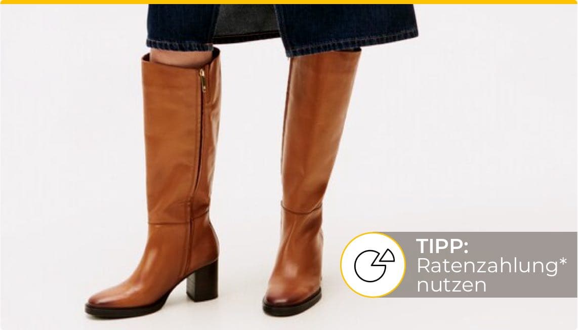 TIPP: Ratenzahlung* nutzen – Frau trägt kniehohe braune Stiefel mit Reißverschluss und Blockabsatz