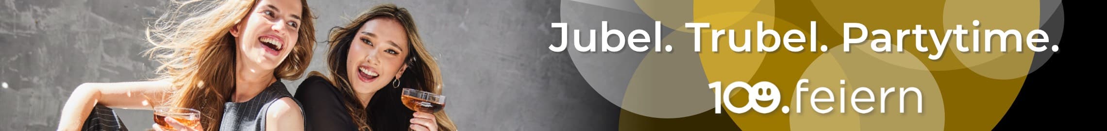 Jubel. Trubel. Partytime. – Zwei Frauen mit Gläsern in der Hand feiern und lachen.