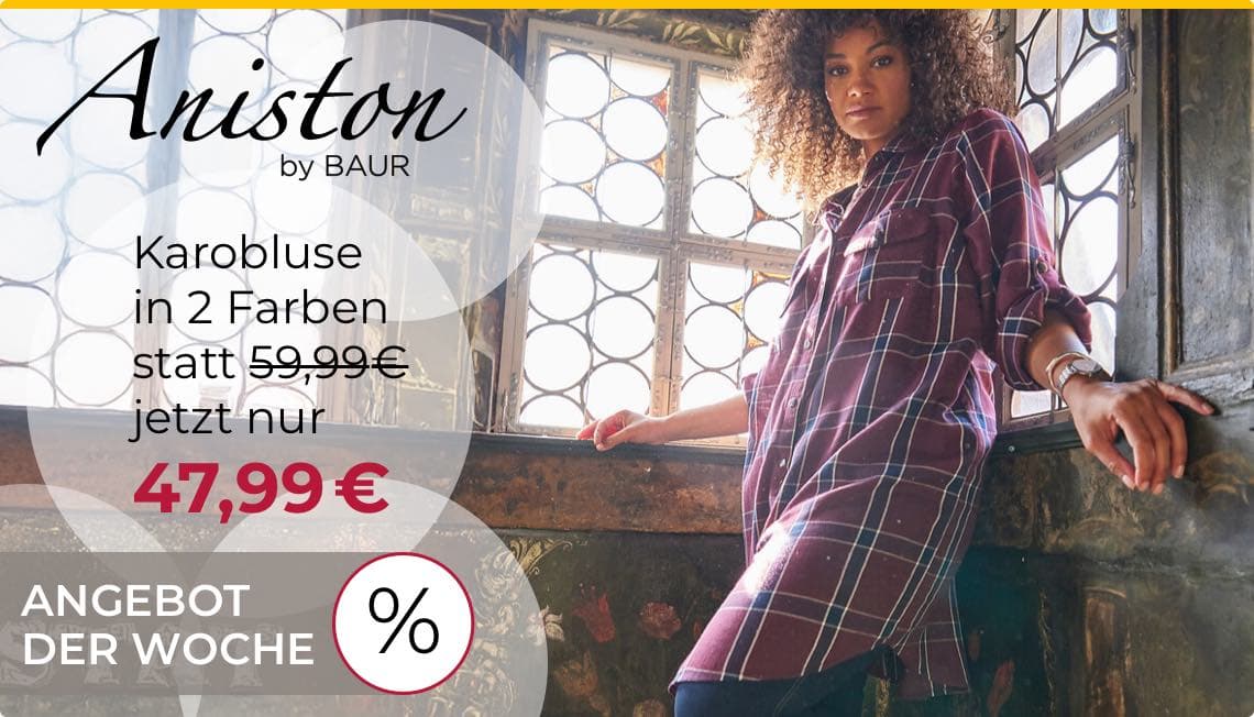 Angebot der Woche: Karobluse nur 47,99 € statt 59,99 € – Frau steht vor einem Fenster mit dekorativen Scheiben
