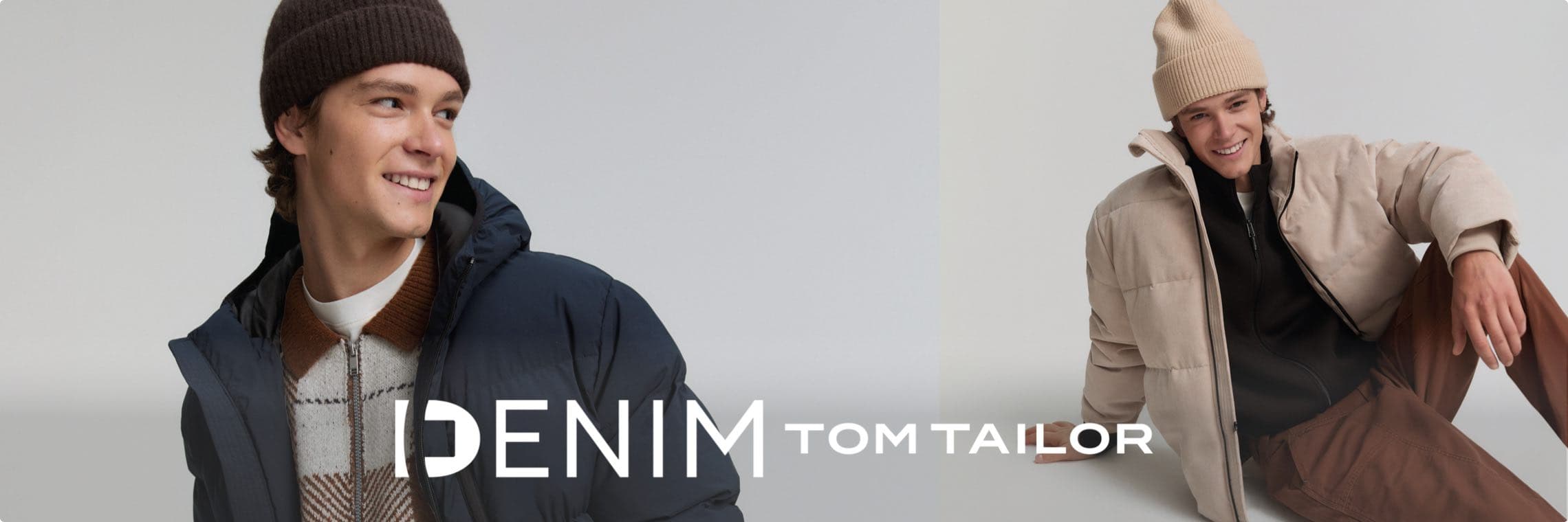 DENIM TOM TAILOR – Zwei Männer in Winterjacken, einer stehend in blau, einer sitzend in beige, beide tragen Mützen