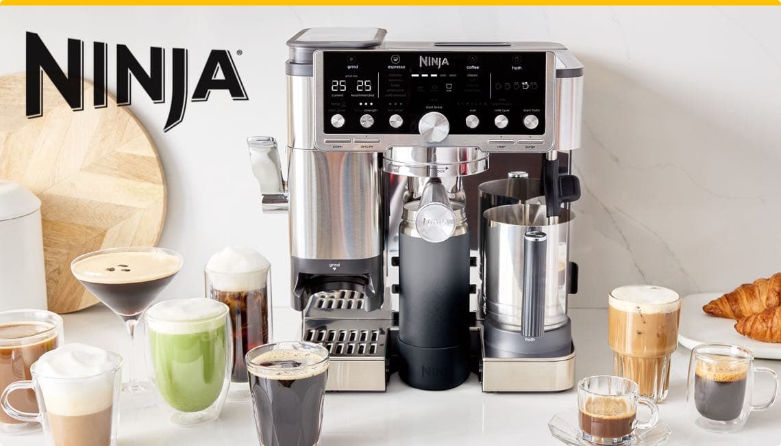 Ninja Kaffeemaschine – verschiedene Kaffeegetränke in Gläsern und Tassen, daneben ein Croissant auf einem Teller