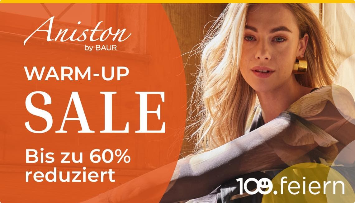 Warm-Up SALE bis zu 60 % reduziert – Frau mit langen, blonden Haaren und goldenen Ohrringen in gemusterter Bluse