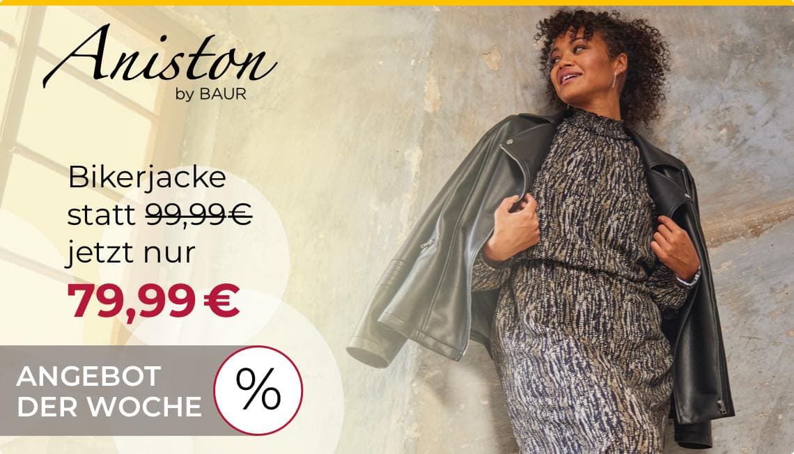 Bikerjacke statt 99,99€ jetzt nur 79,99€ – Frau trägt schwarze Jacke im Leder-Look über grauem Strickkleid, Angebot der Woche