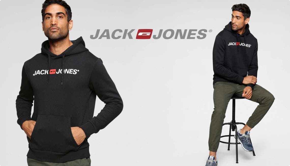 Jack & Jones Logo – Mann im schwarzen Jack & Jones Hoodie, einmal stehend und einmal sitzend auf einem Hocker
