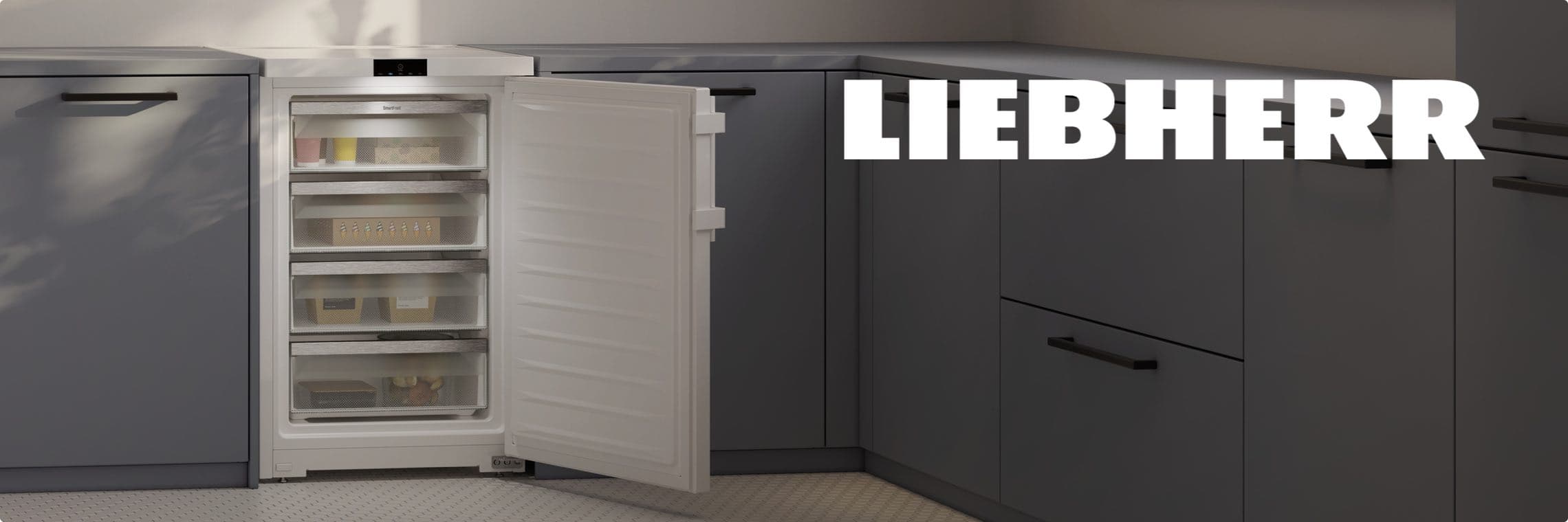 LIEBHERR – geöffneter Kühlschrank in einer modernen grauen Küche mit mehreren gefüllten Schubladen