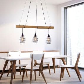 Esszimmer mit Holztisch und weißen Stühlen, moderne Hängelampen über dem Tisch, großes Fenster rechts.