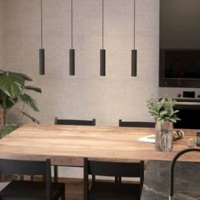 Modernes Esszimmer mit Holz-Tisch, schwarzen Stühlen und Hängelampen, Pflanze und Vase auf dem Tisch