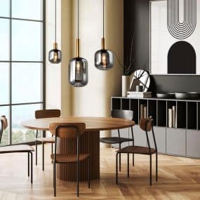 Runder Holztisch mit vier Stühlen, moderne Hängeleuchten, großes Fenster, abstrakte Kunst an der Wand.