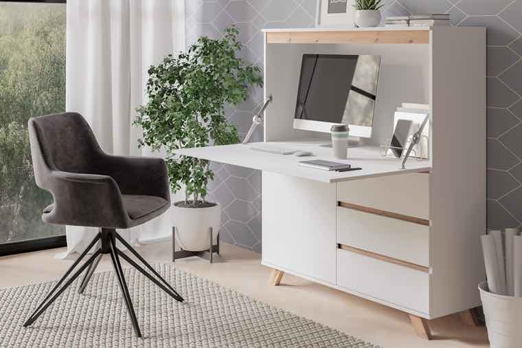 Modernes Homeoffice mit weißem Schreibtisch, Computer, grauem Stuhl und Pflanze vor einem großen Fenster mit Vorhängen.