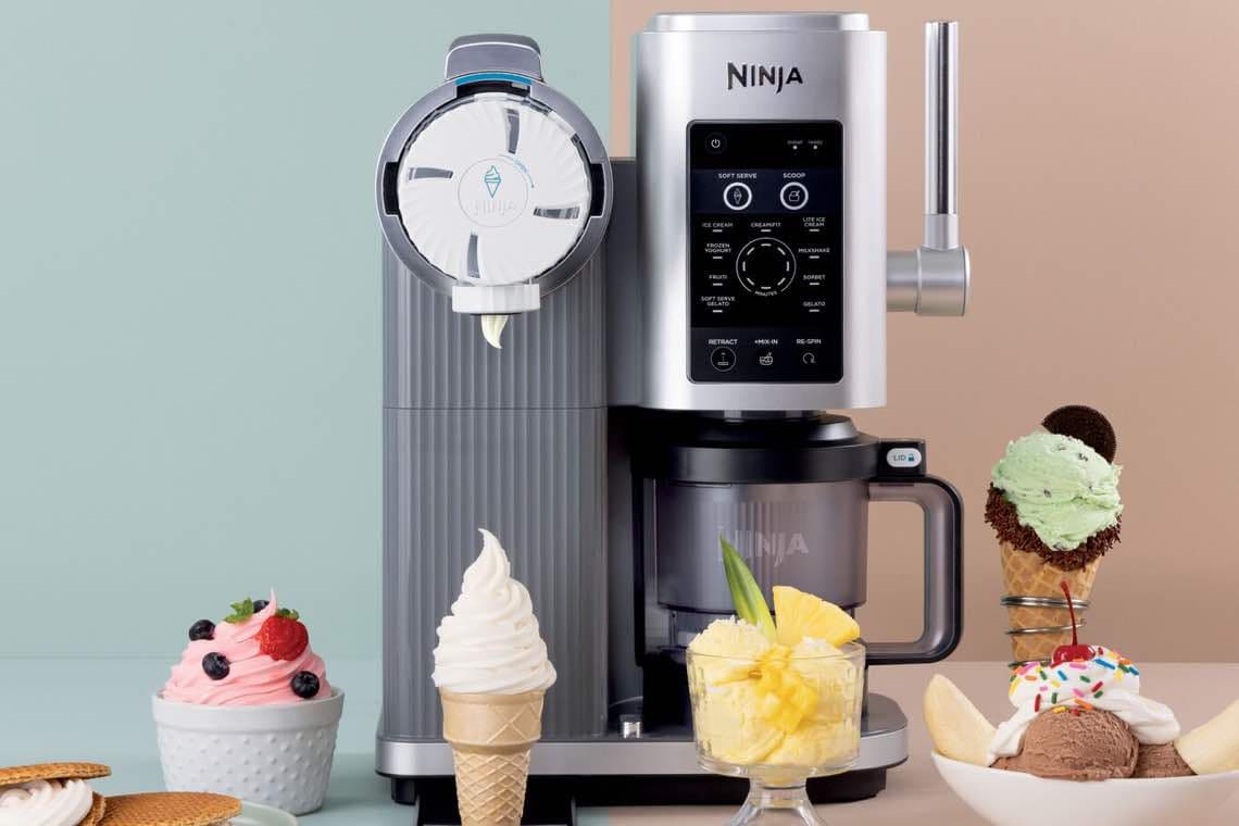 Eismaschine von Ninja mit verschiedenen Eissorten und Desserts wie Softeis, Eiswaffeln und Eisbecher.