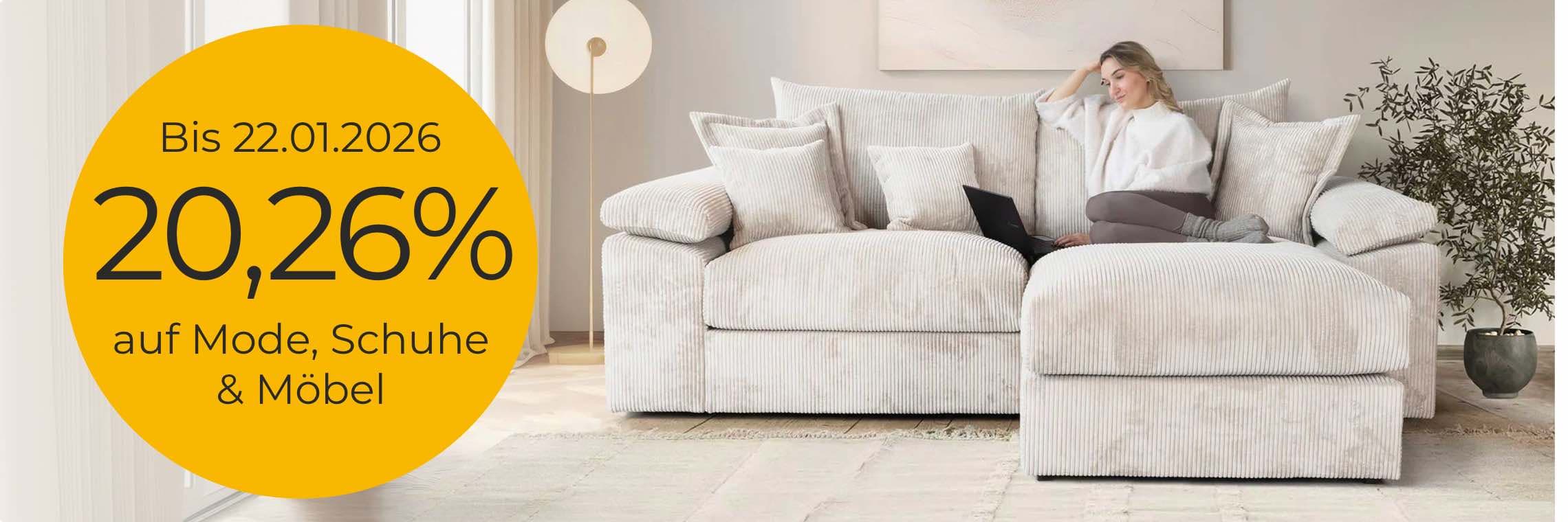 Bis 22.01.2026 20,26% auf Mode, Schuhe & Möbel – Frau sitzt entspannt auf grauem Sofa mit Laptop