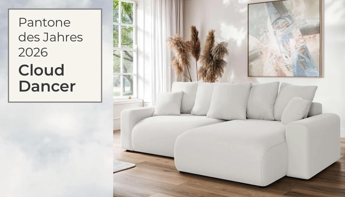 Pantone des Jahres 2026 Cloud Dancer – Weißes Sofa in modernem Wohnzimmer mit großem Fenster und Wanddekoration