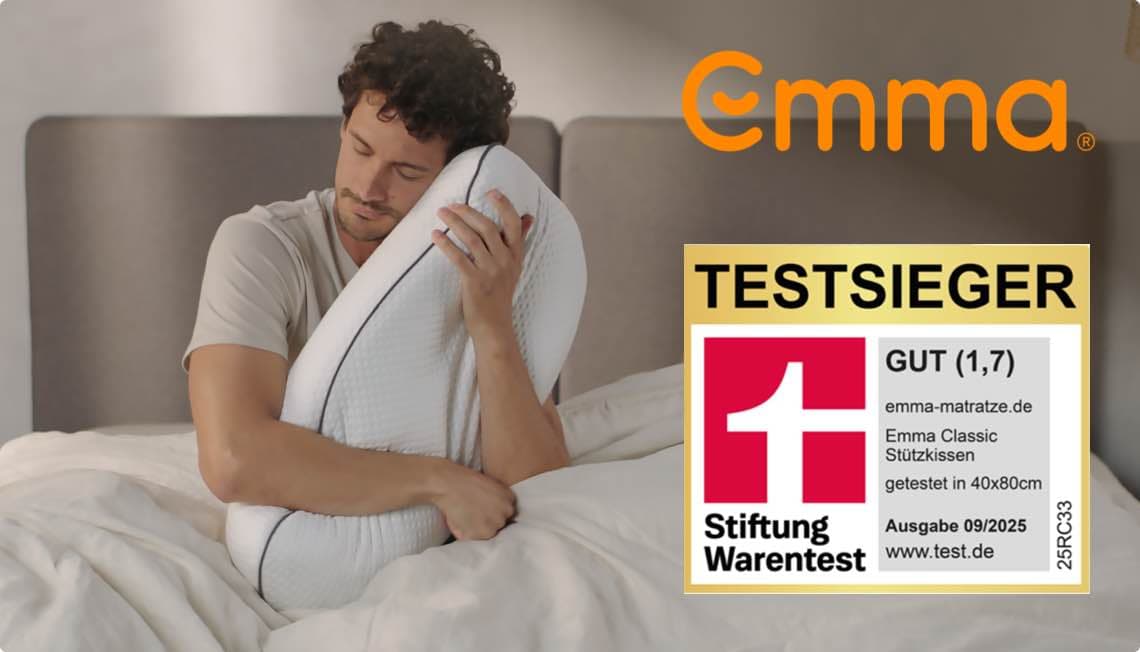 TESTSIEGER – Mann im Bett hält Emma Classic Stützkissen, bewertet mit "Gut (1,7)" von Stiftung Warentest