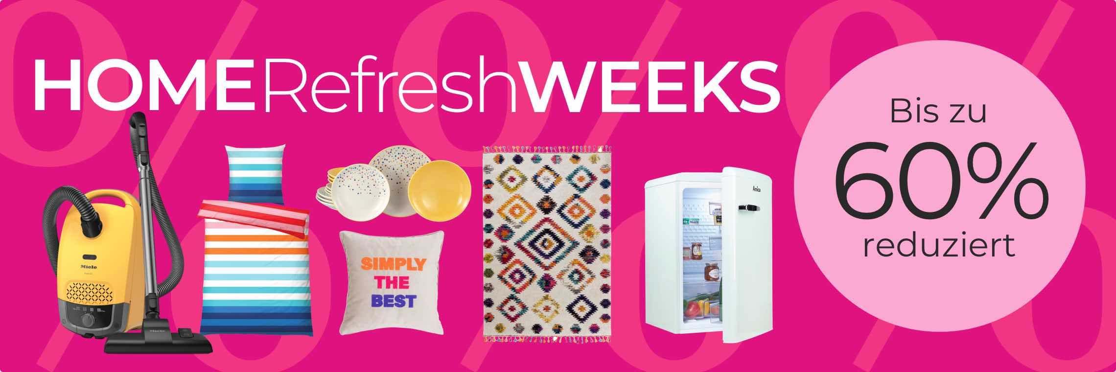 Bis zu 60 % reduziert – Staubsauger, Bettwäsche, Geschirr, Kissen, Teppich und Kühlschrank vor pinkem Hintergrund