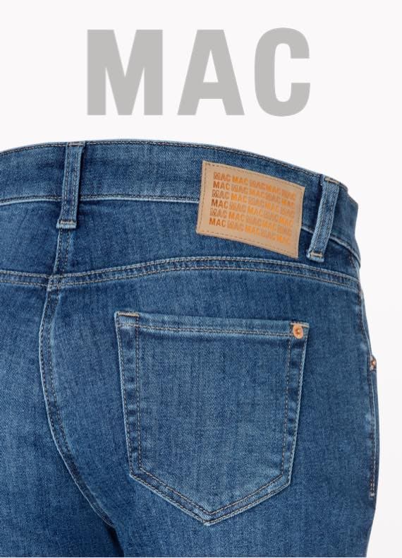 MAC – Detailansicht einer blauen Jeans mit braunem Markenetikett am Bund