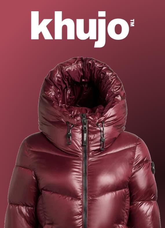 Khujo – Rote glänzende Daunenjacke mit voluminöser Kapuze vor einem burgunderfarbenen Hintergrund.