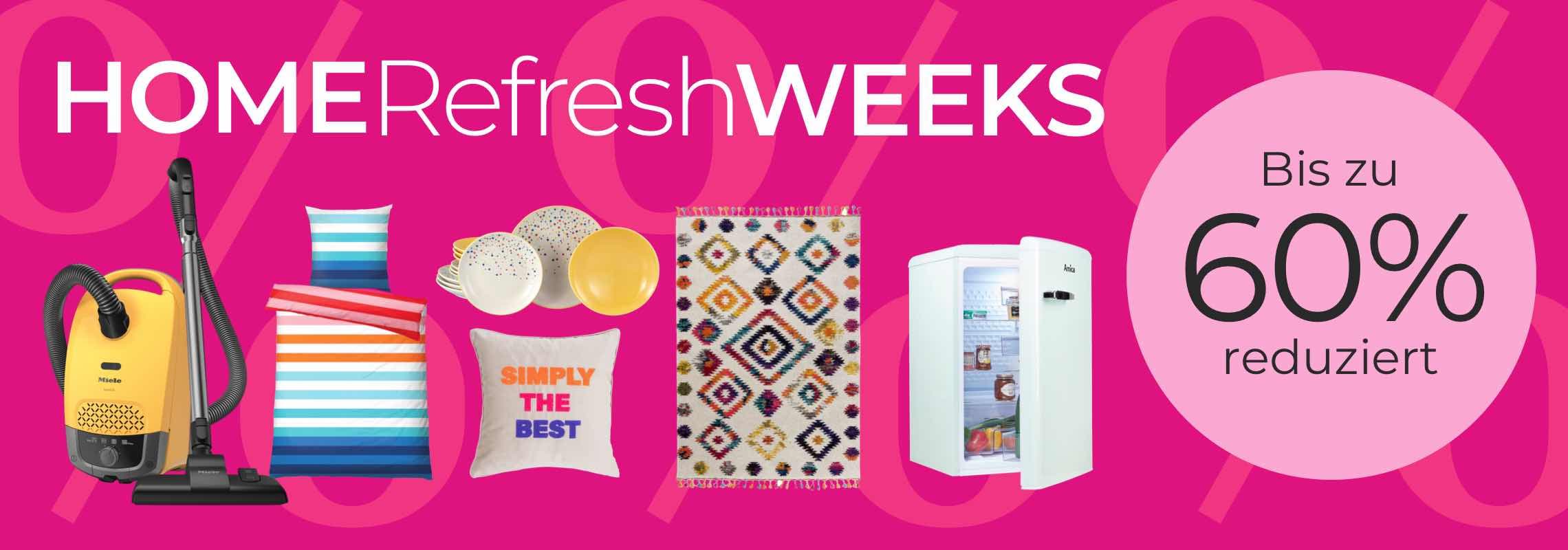 Bis zu 60 % reduziert – Staubsauger, Bettwäsche, Geschirr, Kissen, Teppich und Kühlschrank vor pinkem Hintergrund