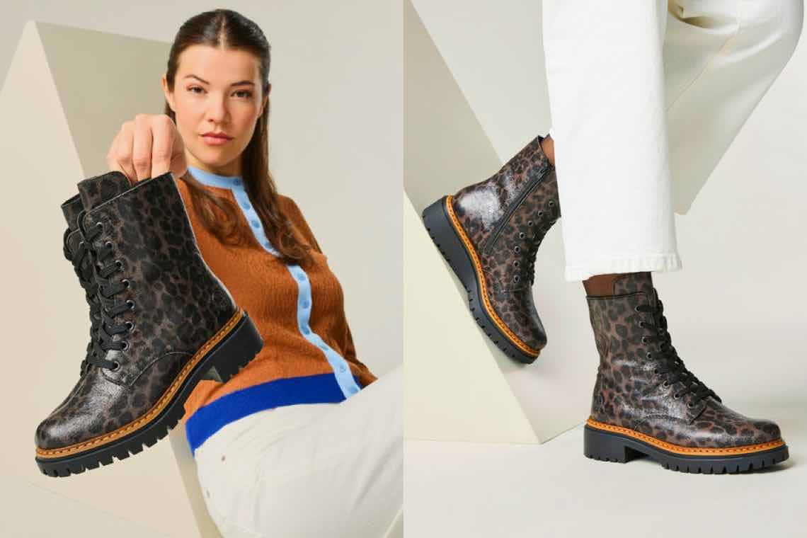 Leopardengeprintete Stiefel – Frau hält einen Stiefel in der Hand, Nahaufnahme eines Stiefels an einem Fuß in weißer Hose