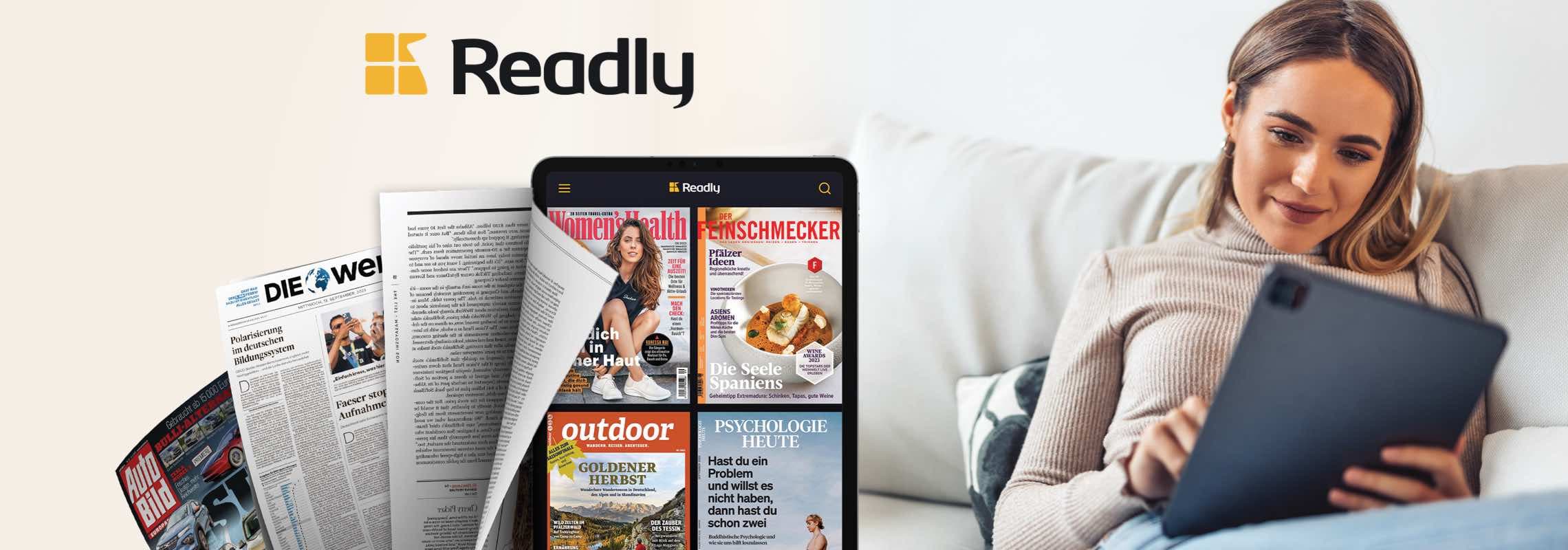 Readly – Person liest Zeitschriften auf Tablet, daneben gedruckte Magazine wie DIE WELT und Auto Bild