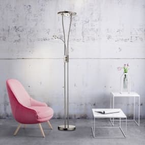 Wohnzimmer mit rosa Sessel, Stehlampe, weißem Tisch und Vase mit Blumen vor grauer Wand.