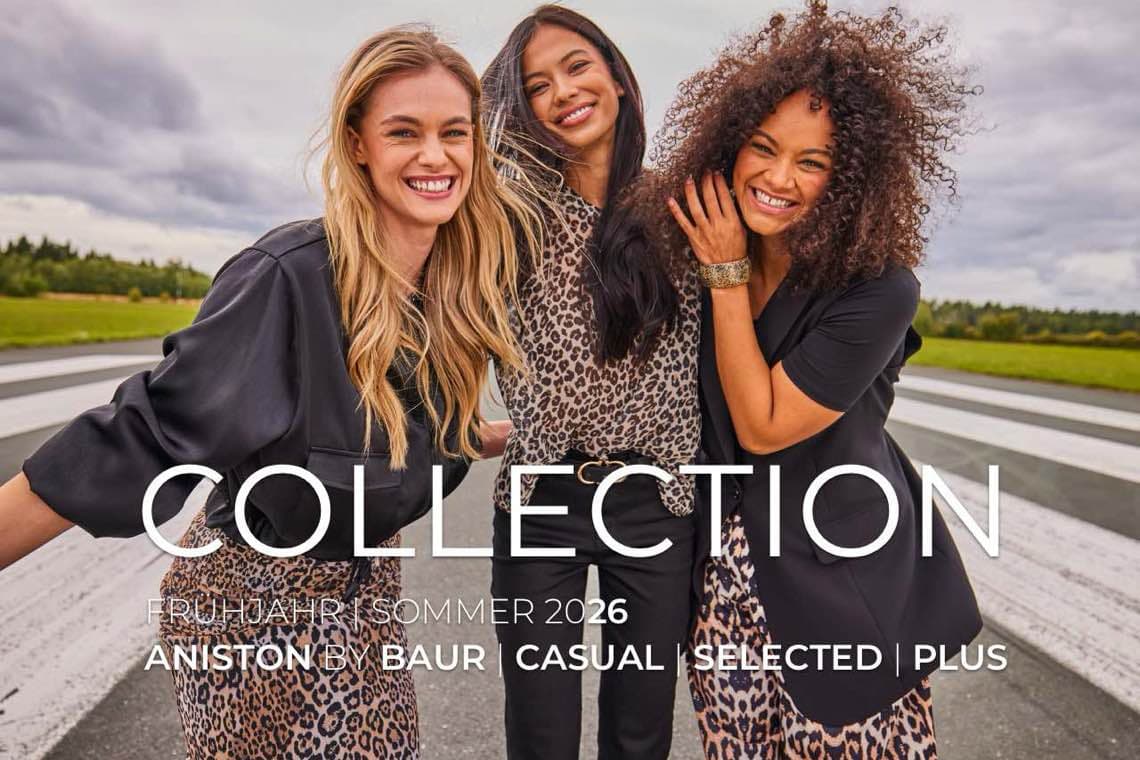 COLLECTION Frühjahr/Sommer 2026 – Drei Frauen in Leopardenmuster-Outfits stehen lachend auf einer Landebahn.