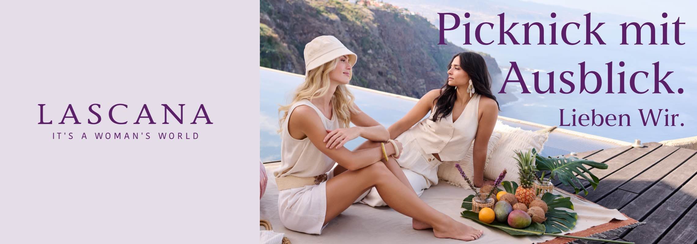 Picknick mit Ausblick. Lieben Wir. Zwei Frauen in heller Kleidung genießen ein Picknick vor einer schönen Landschaft.