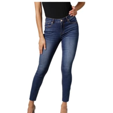 Frau trägt dunkelblaue Jeans und schwarzes Oberteil, steht mit einer Hand auf der Hüfte.