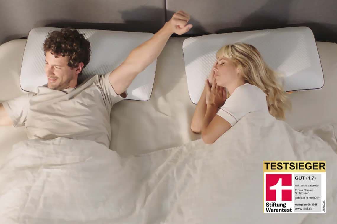 Testsieger – Gut (1,7). Zwei Personen liegen auf Emma Classic Stützkissen und schauen sich an.