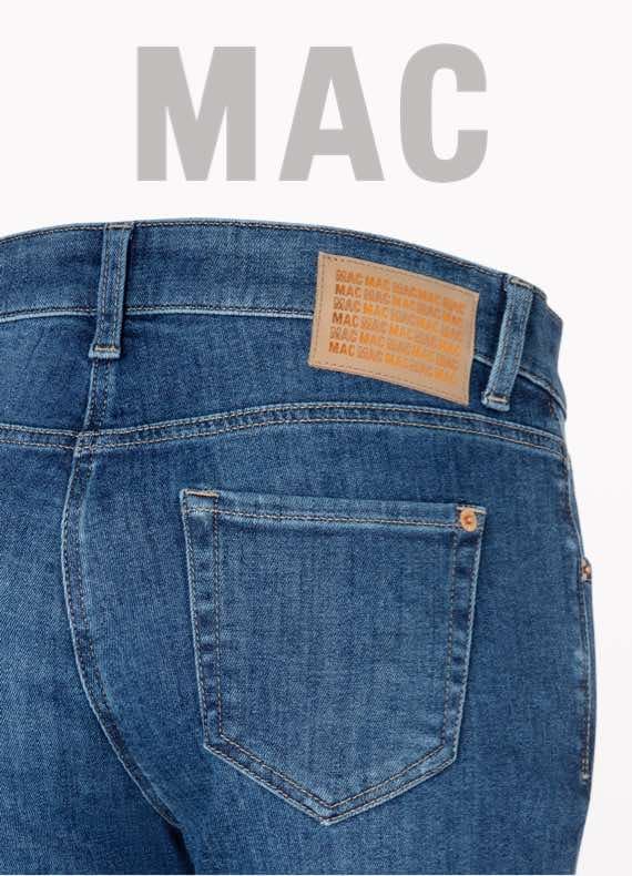 MAC – Nahaufnahme einer blauen Jeans mit Gesäßtasche und Markenlabel am Bund