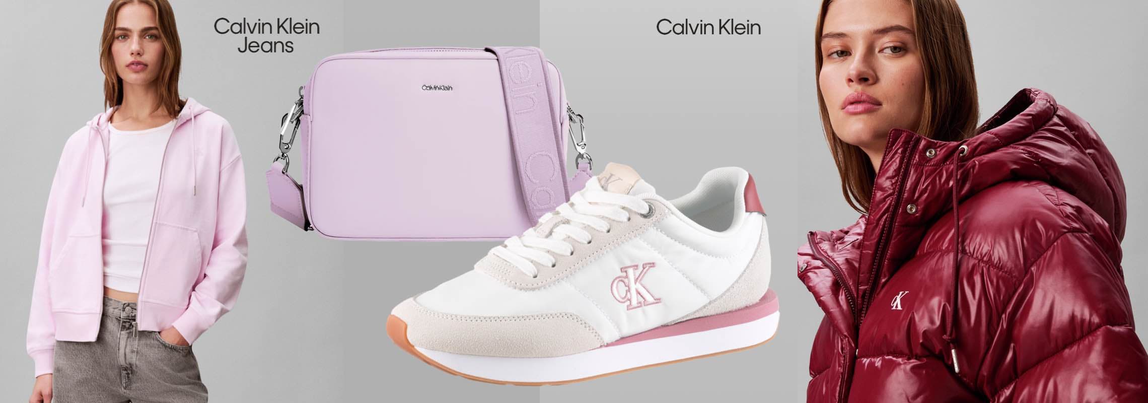 Calvin Klein Jeans – Frau in rosa Hoodie und grauer Jeans, lilafarbene Tasche, weiße Sneaker, Frau in roter Daunenjacke
