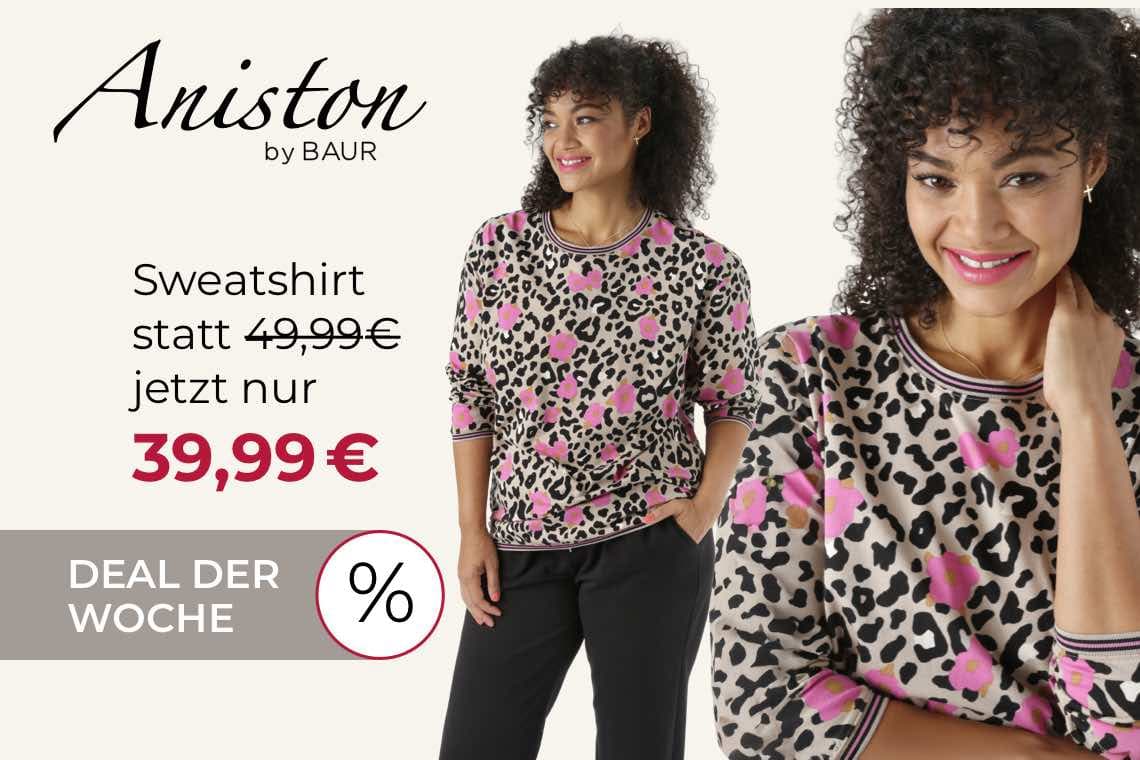 Deal der Woche: Sweatshirt statt 49,99€ jetzt nur 39,99€ – Frau im Leopardenmuster-Sweatshirt mit rosa Blumen und schwarzen Hosen