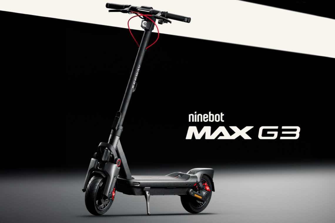 ninebot MAX G3 – Schwarzer Elektroroller mit rotem Kabel auf dunklem Hintergrund.